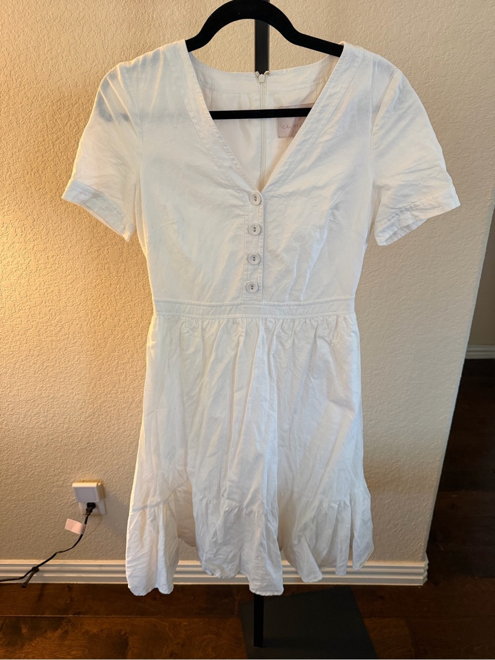 Gal Meets Glam White Short-Sleeve V-Neck Button Midi Dress